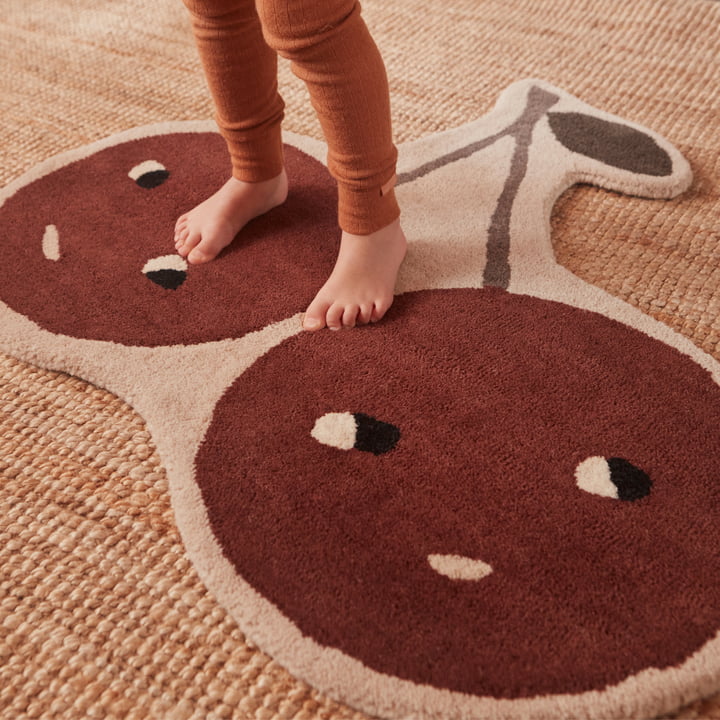 Der Cherry Kinderteppich von OYOY hält die Füße warm und sieht lustig aus