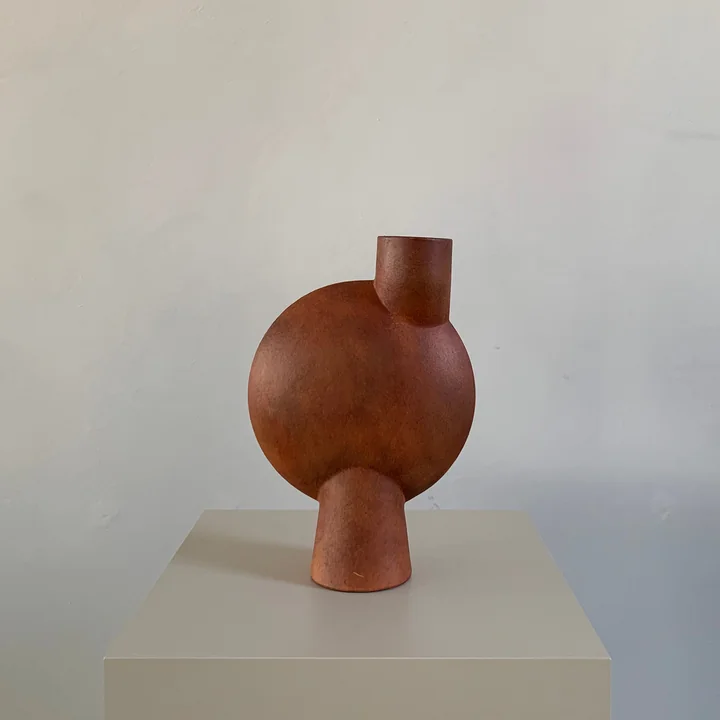Die Sphere Vase Bubl Medio von 101 Copenhagen erinnert an die Bildhauer-Kunst