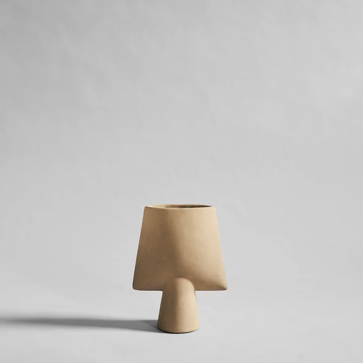 Die Sphere Vase Square Mini wird von erfahrenen Keramikern entworfen