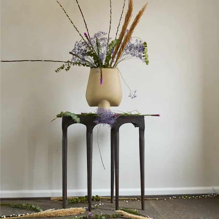 Die Sphere Vase Square Large von 101 Copenhagen mit einem großen Bouquet