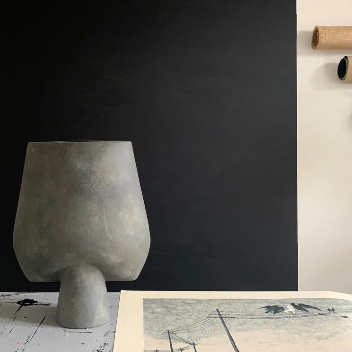 Die Sphere Vase von 101 Copenhagen wird von qualifizierten Keramikern entwickelt