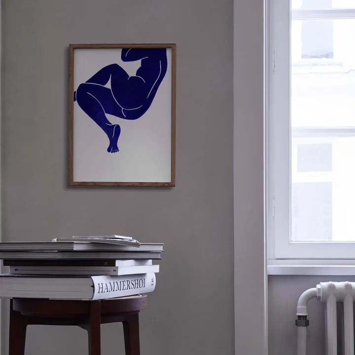 Das Linocut Poster von Paper Collective mit lebhafter blauer Figur