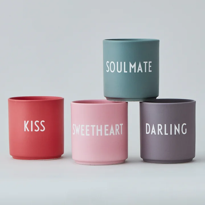 Die AJ Favourite Porzellan Becher von Design Letters bestehen aus feinstem Porzellan