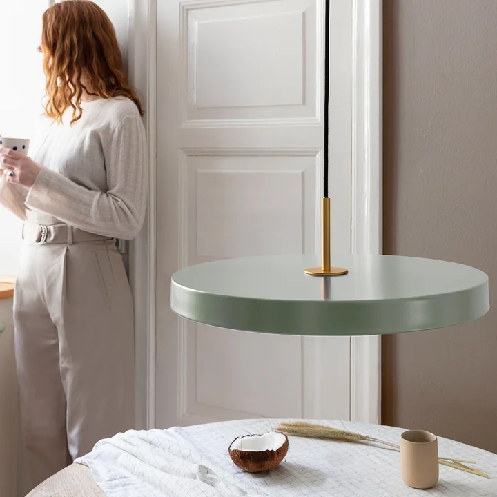 Die Asteria Pendelleuchte von Umage über dem Esstisch