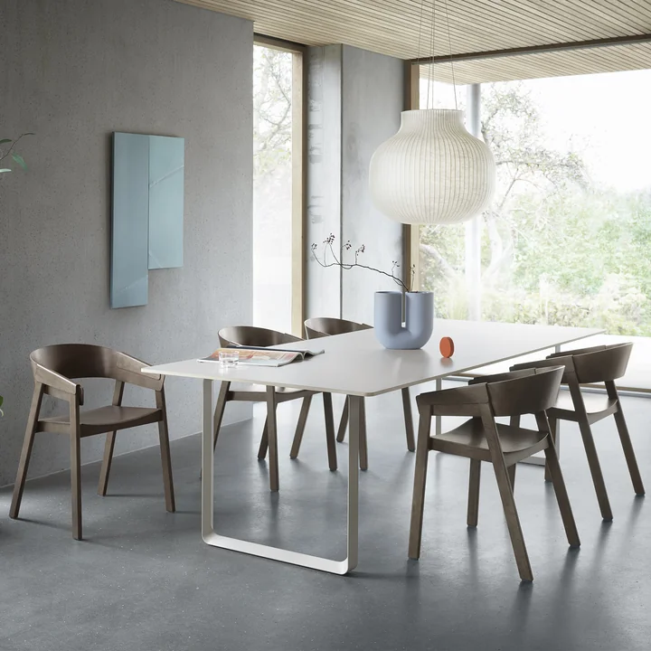 Mehrere Cover Armchairs von Muuto an einem großen,hellen Tisch