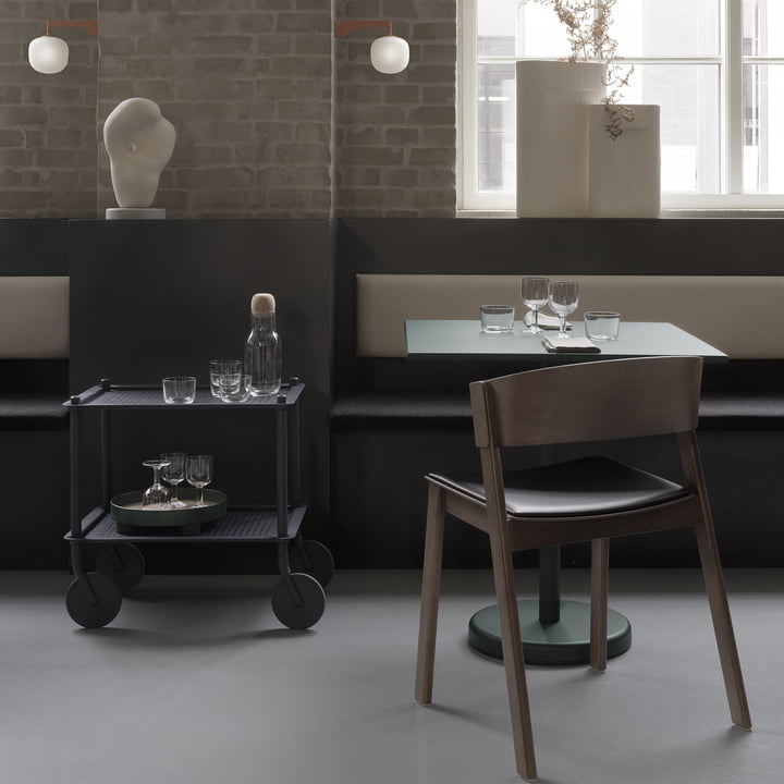 Der Flow Beistellwagen mit dem Linear Steel Tisch und dem Cover Side Chair von Muuto im Restaurant