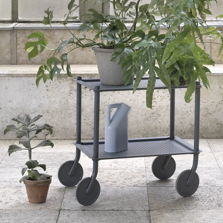 Der Flow Beistellwagen von Muuto mit Pflanzen und Gießkanne