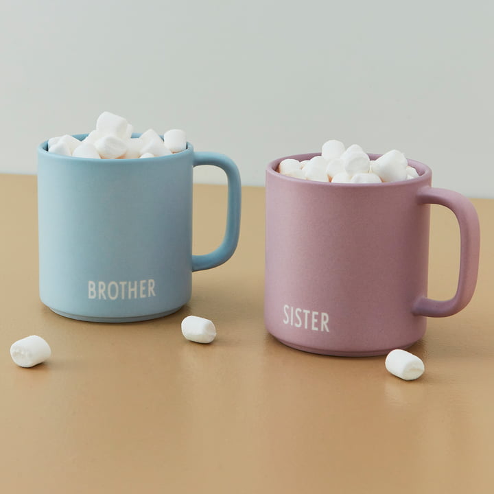 Die AJ Mini Favourite Porzellan Becher von Design Letters dienen als süßes Mitbringsel