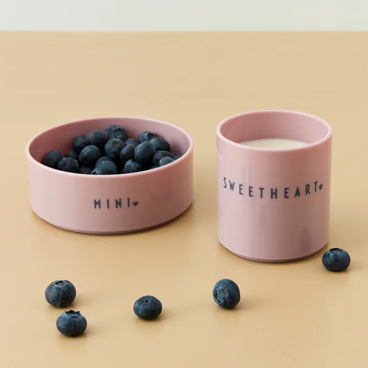 Das AJ Mini Favourite Tritan Geschirr von Design Letters zaubert ein Lächeln auf die Lippen