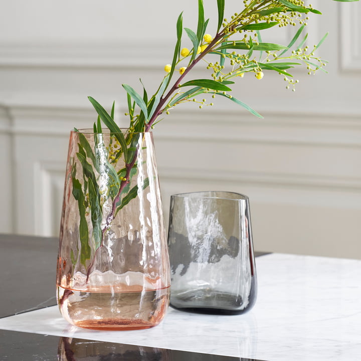 Die Collect Glas Vasen von &Tradition erzeugen einen gewellten Effekt