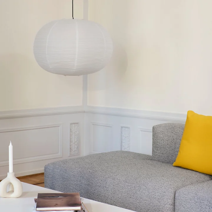 Der Rice Paper Lampenschirm von HAY als Pendelleuchte über dem Sofa