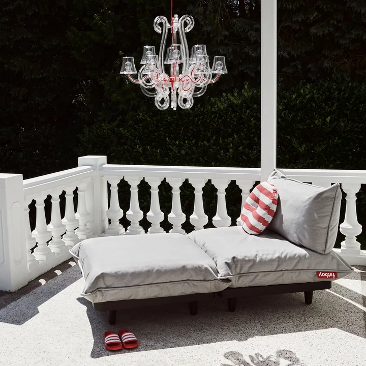 Das Paletti Outdoor Sofa von Fatboy auf dem stilvollen Balkon