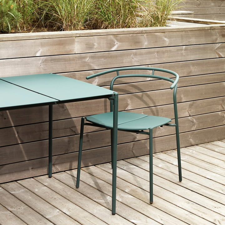 Der Novo Tisch und Stuhl von AYTM auf der Holz-Terrasse