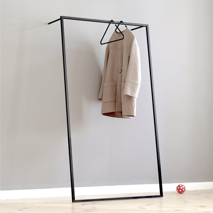 Minimalistische Garderobe aus Aluminium