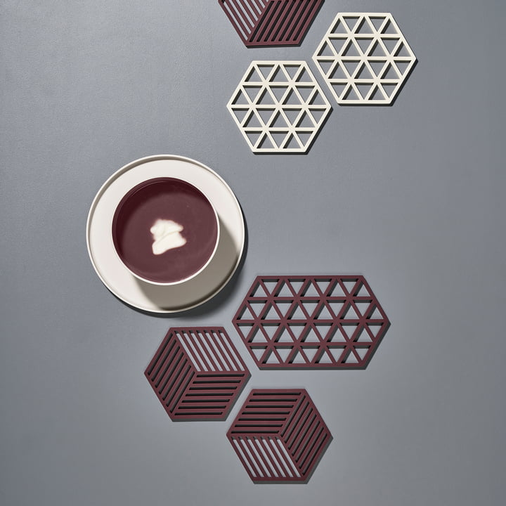 Die Hexagon und Triangle Untersetzer von Zone Denmark in beetroot-Rot