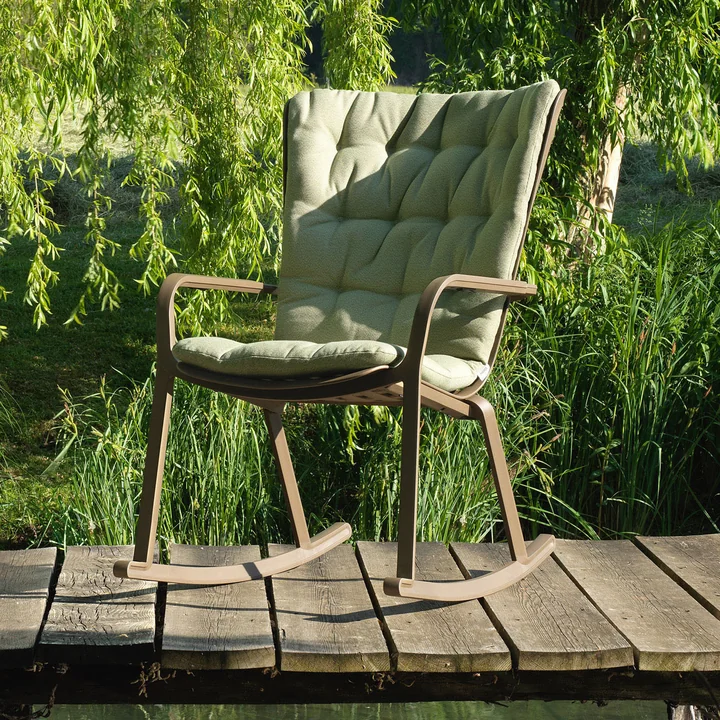 Der Folio Schaukelstuhl mit Sitzauflage auf einem Steg