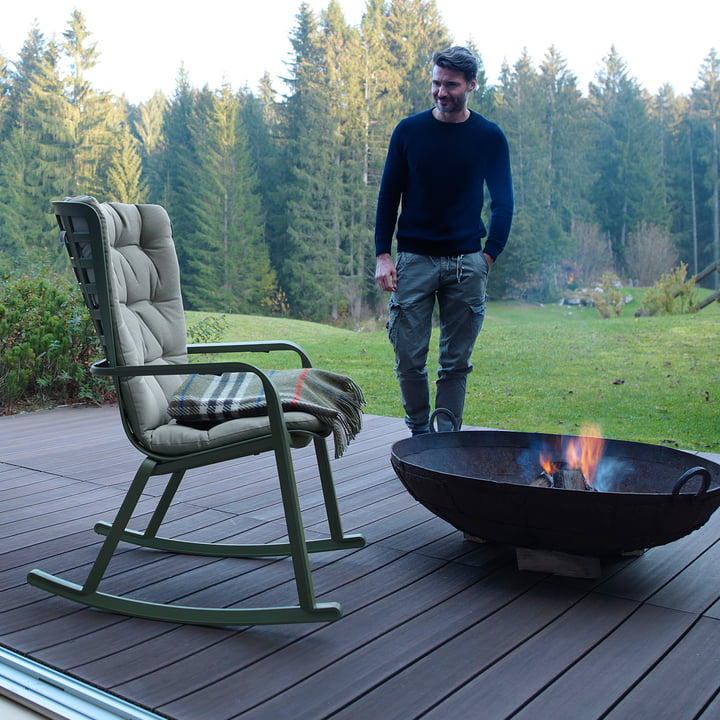 Der Folio Outdoor-Sessel von Nardi mit Feuerschale auf der Terrasse