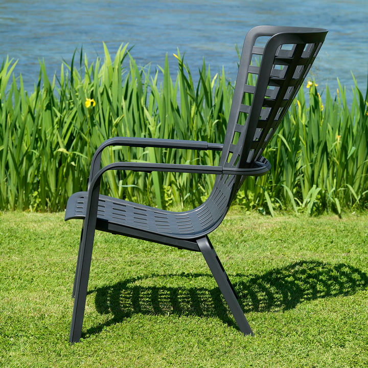 Der verstellbare Folio Outdoor-Sessel von Nardi ist wie eine elegante Umarmung