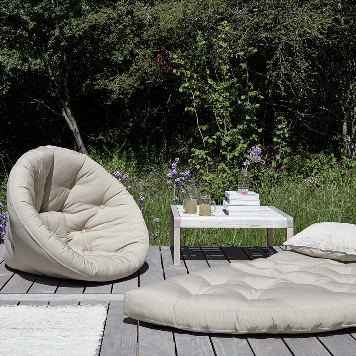 Der Nido OUT Futon-Sessel von Karup Design als Nest auf der Terrasse