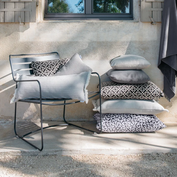 Die Outdoorkissen auf dem Surprising Lounger Sessel von Fermob
