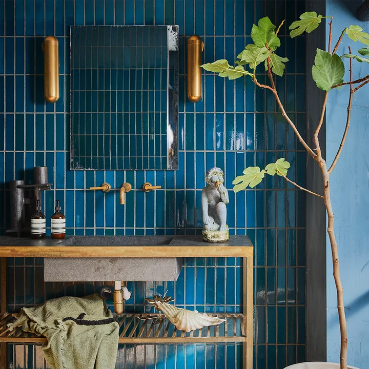 Der Antik Optik Spiegel von HKliving über dem Waschbecken im Bad