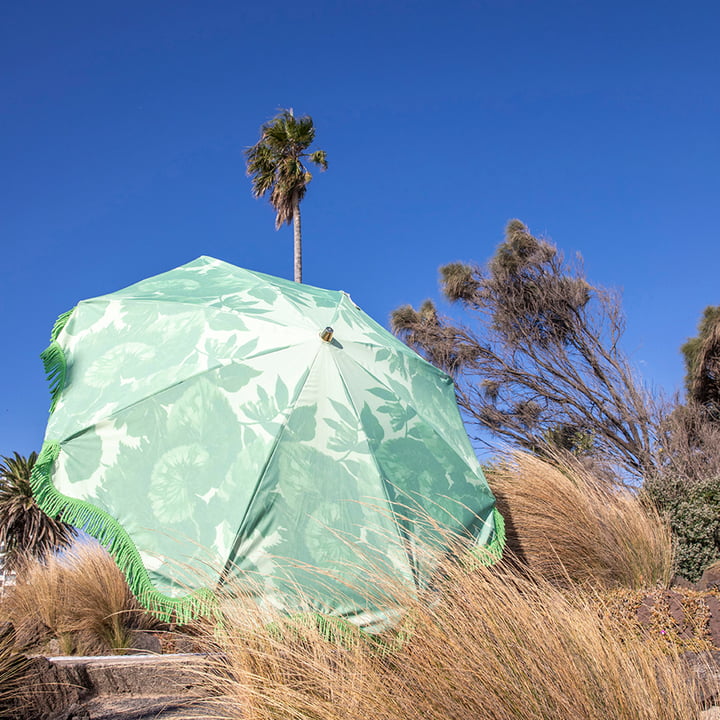 Der Sonnenschirm von HKliving sorgt für einen Farbtupfer und Sonnenschutz