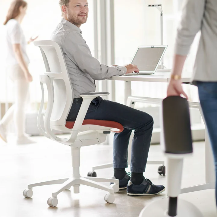 Der ergonomische AT Mesh Bürodrehstuhl von Wilkhahn im Büro