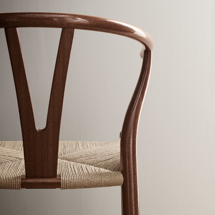 Die Birthday Edition 2021 des CH24 Wishbone Chair von Carl Hansen mit elegantem Kontrast