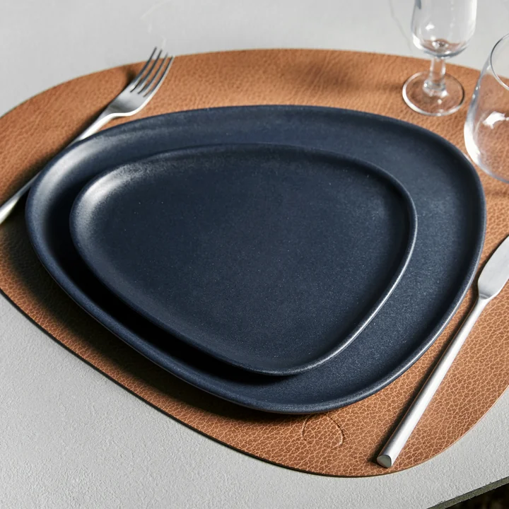 Curve Stoneware Teller von Lind DNA in navy blue