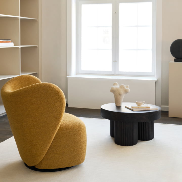 Der niedrige Gear Beistelltisch von Norr11 neben dem Big Big Sessel