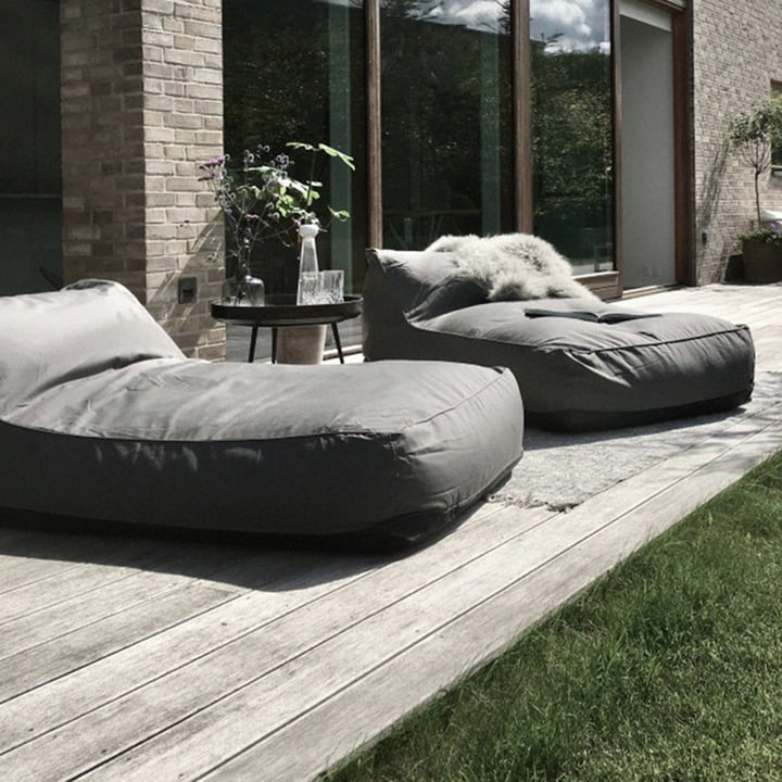 Der Storm Outdoor Lounge Chair von Norr11 passt sich der Körperform an