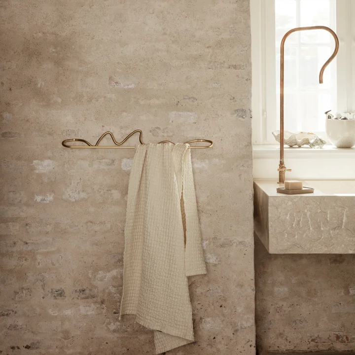 Curvature Handtuchhalter und Organic Badetuch von Ferm Living 