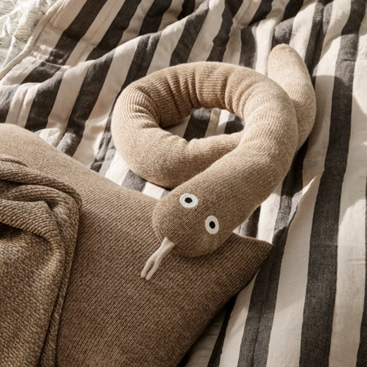 Grand Decke und Mr. Snake Kissen von Ferm Living 