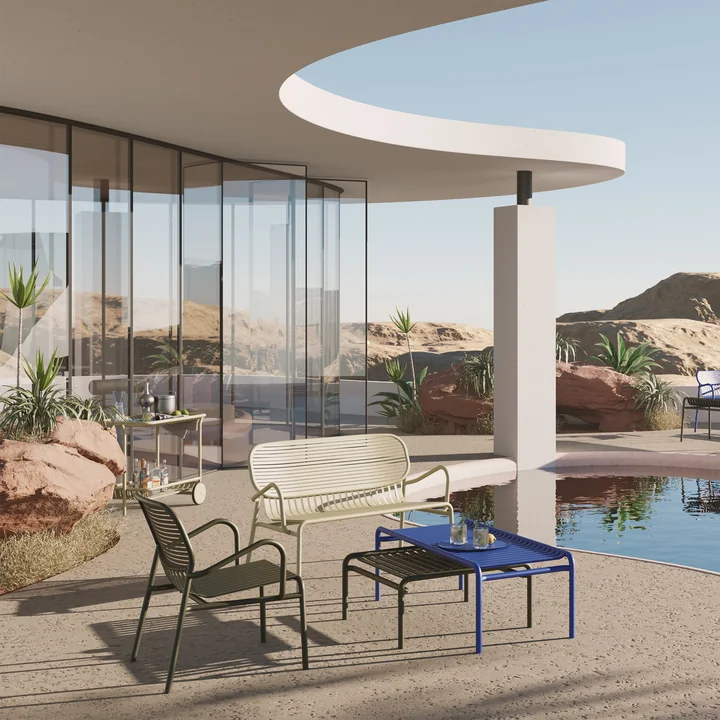 Das Week-End Sofa Outdoor von Petite Friture am Pool