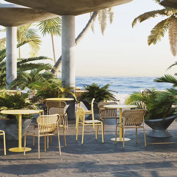 Die Week-End Bistrotische Outdoor von Petite Friture an der Strandbar
