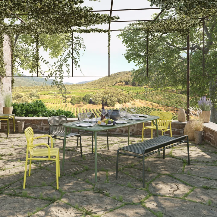 Die Week-End Outdoor-Möbel von Petite Friture auf einer französischen Terrasse