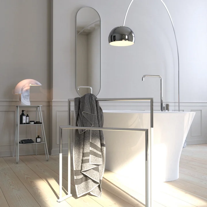 Der  Unu Wandspiegel mit Rahmen im stilvollen Wohnzimmer