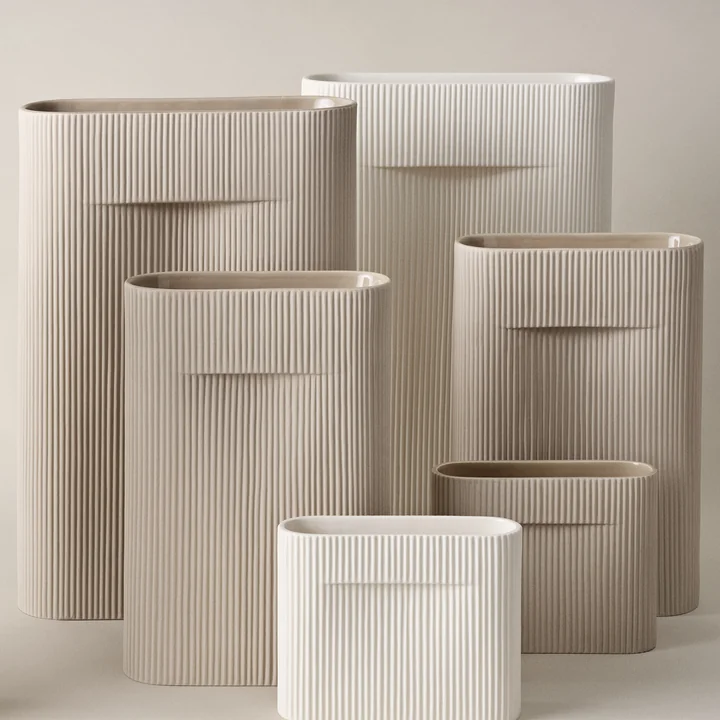 Ridge Vasen von Muuto in off-white und beige