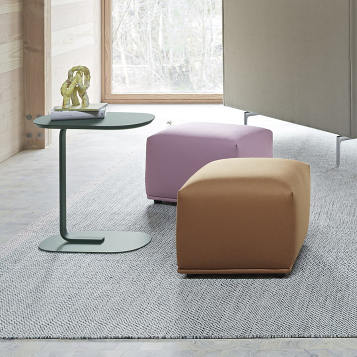 Relate Side Table, H 60,5 cm in dunkelgrün und Echo Pouf von Muuto 