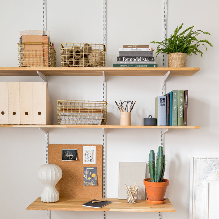 Der Rectangular Korb von Korbo auf dem Regal im Büro