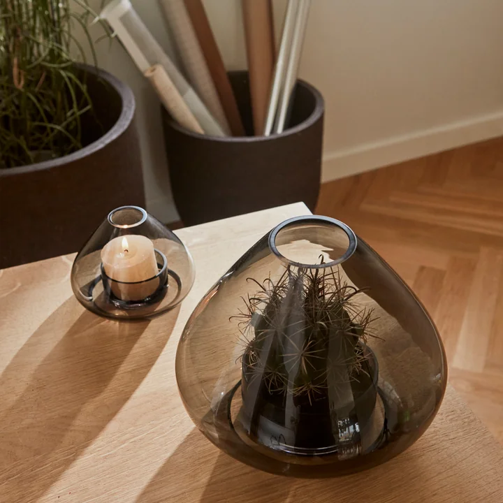 Das Uno Windlicht und Vase von AYTM mit Teelicht und Sukkulenten