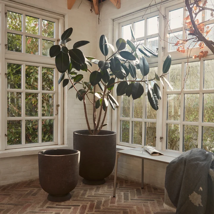Der Terra Pflanztopf und Vase von AYTM symbolisiert die Verbindung zur Natur
