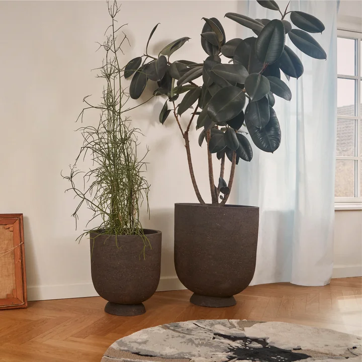 Der Terra Pflanztopf und Vase von AYTM in verschiedenen Großen im Wohnzimmer