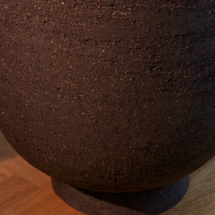 Der Terra Pflanztopf und Vase von AYTM mit rauer Oberfläche aus Tonerde