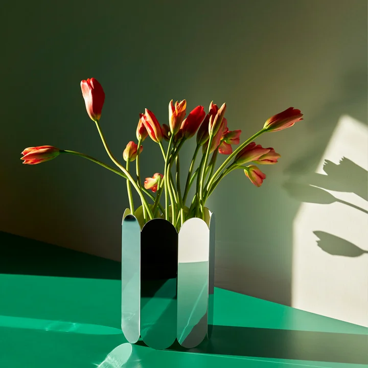 Die Arcs Vase von HAY in der Auslegung mirror