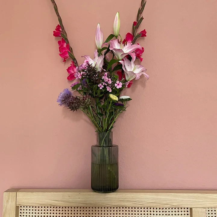 Ripple Vase von Collection mit Blumendeko
