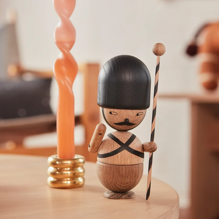 Savi Kerzenhalter in Messing und Holzfigur Gilbert Guard von OYOY