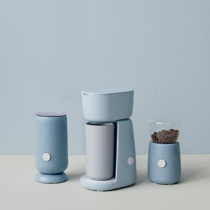 Milchaufschäumer, Kaffeemaschine und Kaffeemühle von Rig-Tig by Stelton in der Ambienteansicht, hellblau. 