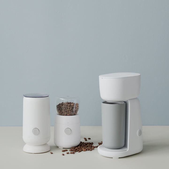 Milchaufschäumer, Kaffeemühle und Kaffeemaschine von Rig-Tig by Stelton in der Ambienteansicht, weiß.