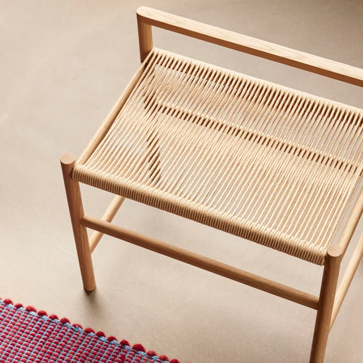 Sitzfläche der Bank mit Schnur